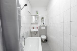 Ένα μπάνιο στο SpaceStays Two-Room Suite WIFI Netflix +9 φωτογραφίες