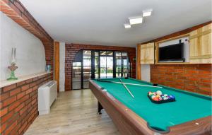 a room with a pool table and a tv at 2 Bedroom Amazing Home In Jalzabet in Jalžabet
