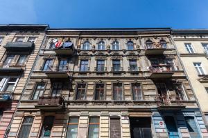 a tall building with windows and balconies on it at Centrum3a Łódź Próchnika 21 in Łódź