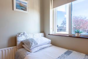Postel nebo postele na pokoji v ubytování AVALON HOUSE