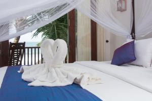 Postel nebo postele na pokoji v ubytování Sapphire Seas Beachfront Hotel + 27 fotografií