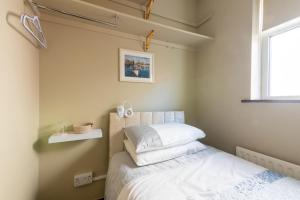 Postel nebo postele na pokoji v ubytování AVALON HOUSE