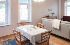Χώρος καθιστικού στο Cozy Apartment In Wurster Nordseeküste