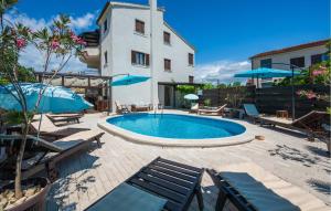 Πισίνα στο ή κοντά στο Cozy Apartment In Peroj