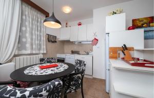 Η κουζίνα ή μικρή κουζίνα στο Cozy Apartment In Peroj