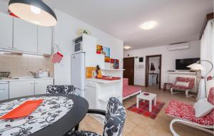 Η κουζίνα ή μικρή κουζίνα στο Cozy Apartment In Peroj