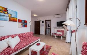 Μια τηλεόραση ή/και κέντρο ψυχαγωγίας στο Cozy Apartment In Peroj