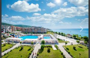 Una vista de un resort con piscina y el océano. en Premier Lux apartmán, en Sveti Vlas