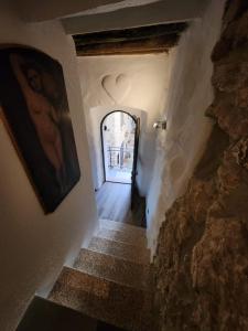 eine Treppe, die zu einer Tür in einem Gebäude führt in der Unterkunft Acquasparta SunFlowerCasa in Acquasparta + 13 Fotos