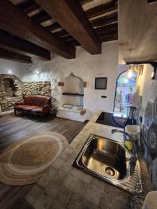 eine Küche mit Spüle und eine Couch in einem Zimmer in der Unterkunft Acquasparta SunFlowerCasa in Acquasparta