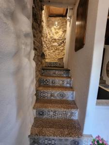 eine Treppe in einem Haus mit einer Steinmauer in der Unterkunft Acquasparta SunFlowerCasa in Acquasparta