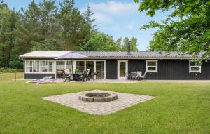 Κήπος έξω από το Gorgeous Home In Glesborg With Kitchen