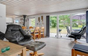 Χώρος καθιστικού στο Gorgeous Home In Glesborg With Kitchen