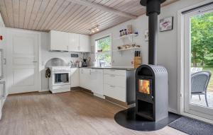 Η κουζίνα ή μικρή κουζίνα στο Gorgeous Home In Glesborg With Kitchen