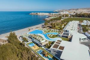 阿吉内金海滩Resort Cordial Santa Águeda & Perchel Beach Club的度假村和海洋的鸟瞰图