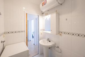 サン・フェリウ・デ・ギホルスにあるVista mar en S'Agaró a 100m de la playaの洗面台とトイレを備えた白いバスルーム +41枚の写真