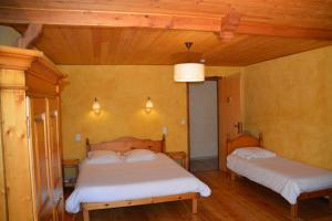 Tempat tidur dalam kamar di Hôtel Alpis Cottia
