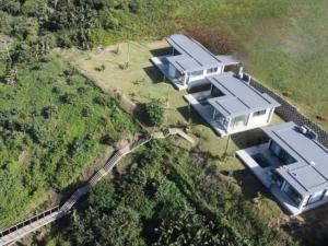 une vue aérienne d'une maison avec les deux tiers de celle-ci dans l'établissement Ntomb'lele Ocean View Luxury Holiday Villas, à Tugela Mouth