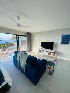 TV a/nebo společenská místnost v ubytování Seaside Retreat Villa Gaylia