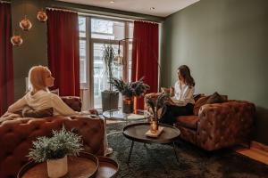 Ein Sitzbereich in der Unterkunft Arkona Strandhotel
