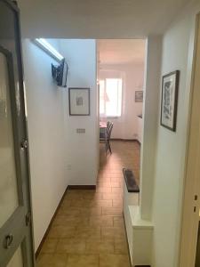 a hallway with a hallway leading to a room at La Casetta in Chiavari +1 photo