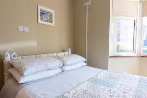 Postel nebo postele na pokoji v ubytování AVALON HOUSE