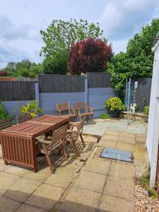 Jardí fora de Seaside House Broadstairs by the Beach with Parking