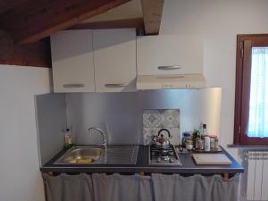 una cucina con lavello e fornello forno superiore di The Cottage ad Agerola Altre 15 foto