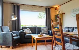 Χώρος καθιστικού στο 3 Bedroom Stunning Home In Tzummarum