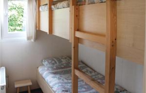 Μία ή περισσότερες κουκέτες σε δωμάτιο στο 3 Bedroom Stunning Home In Tzummarum +13 φωτογραφίες