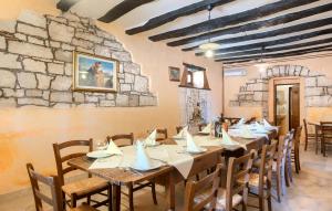 a dining room with a long table and chairs at Villa Gigi in Tinjan