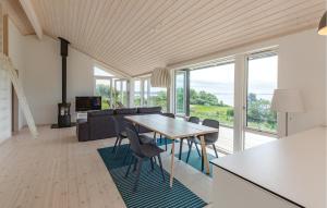 kuchnia i salon ze stołem i krzesłami w obiekcie Three-Bedroom Holiday Home In Kalundborg w mieście Kalundborg