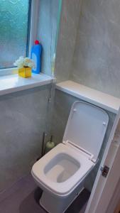 R&S Double Bedroom X في ميدلتون: مرحاض أبيض في حمام مع نافذة