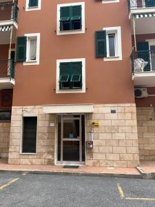 budynek z zielonymi okiennicami i drzwiami w obiekcie Casa del mare Ligure Borgio Verezzi w mieście Borgio Verezzi +12 zdjęć