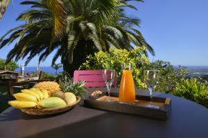 聖吉爾萊班的住宿－Villa Maido Luxe，一张桌子,上面放着一篮水果和酒杯