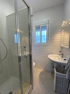 Ένα μπάνιο στο chalet Junto a la playa con piscina privada, La Breña