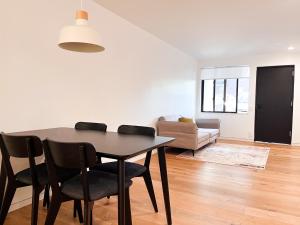 Posezení v ubytování Exquisite and Modern Stay in Brooklyn at Rem-Casa + 9 fotografií