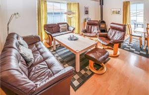 a living room with leather furniture and a table at Marina Fiskenæs Feriepark in Gråsten +14 photos