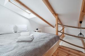 Posteľ alebo postele v izbe v ubytovaní Starołęcka Apartment with Mezzanine