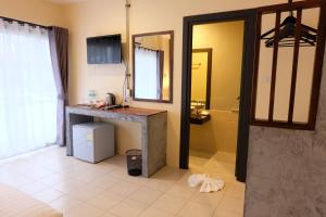 Zimmer mit einer Theke und einem Zimmer mit einem Spiegel in der Unterkunft The Meeting House Aonang - self service in Ao Nang Beach
