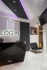 eine Lobby mit einem Ig-in-Schild an der Wand in der Unterkunft Log In Rooms in Zagreb