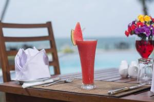 Nápoje v ubytování Sapphire Seas Beachfront Hotel
