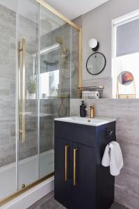 Ένα μπάνιο στο Cinque Ports Snug by Coaste - mins from Sea & Golf Course +62 φωτογραφίες