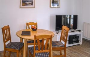 TV a/nebo společenská místnost v ubytování 1 Bedroom Gorgeous Apartment In Prerow