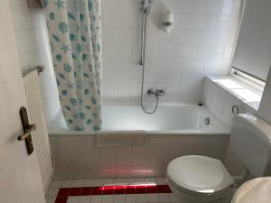 Koupelna v ubytování ''Am Limes'' Hotel
