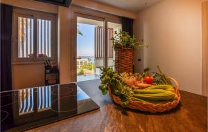 Гостиная зона в 2 Bedroom Awesome Apartment In Trappeto