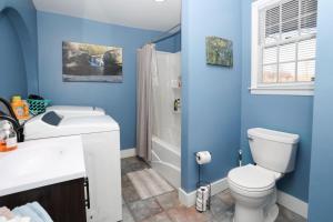 Bilik mandi di Riverfront Home (Apartment and Bar) +31 gambar