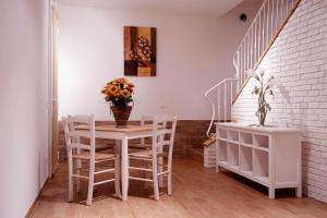 un comedor con mesa y sillas y una escalera en B&B Al sogno di Laura, en Treviso 33 fotos más