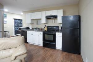 Dapur atau dapur kecil di Riverfront Home (Apartment and Bar)