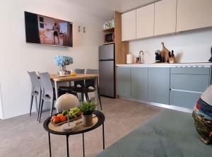 Η κουζίνα ή μικρή κουζίνα στο Mobile Home Blue Charm Camping Dalmata Orebić +44 φωτογραφίες